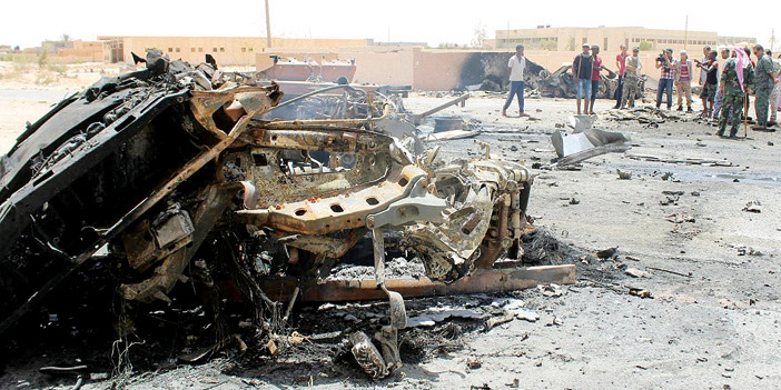  أثر الدمار الذي خلّفته سيارة مفخخة تابعة لداعش في سرت