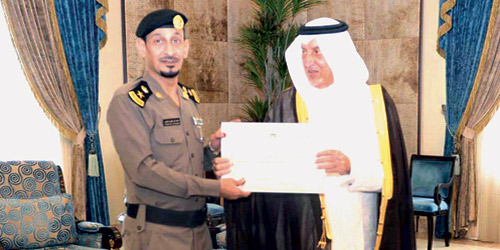  الأمير خالد الفيصل مكرماً المقدم السلمي