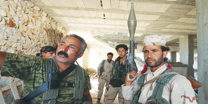  عناصر من قوات سوريا الديمقراطية بالقرب من منبج