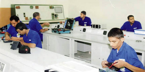  صورة لطلبة في التعليم المهني