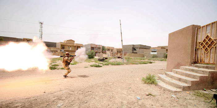  أحد أفراد الجيش العراقي يطلق مقذوفا ناريا في عملية تحرير الفلوجة