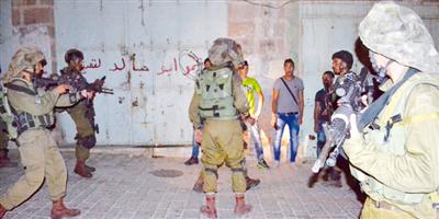 جيش الاحتلال يختطف 15 فلسطينياً من منازلهم فجراً 