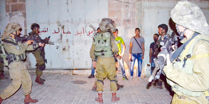  قوات الاحتلال تقوم بحملة اعتقالات للفلسطينيين