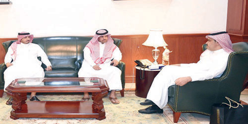  محافظ الرس خلال استقباله الشابين