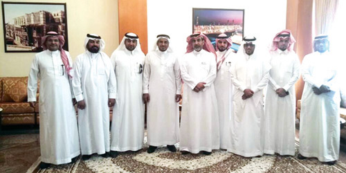  م. السليم يتوسط أعضاء لجنة التنمية