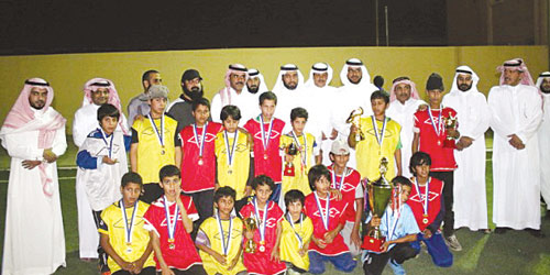  مدير تعليم القريات خلال زيارة نادي الحي