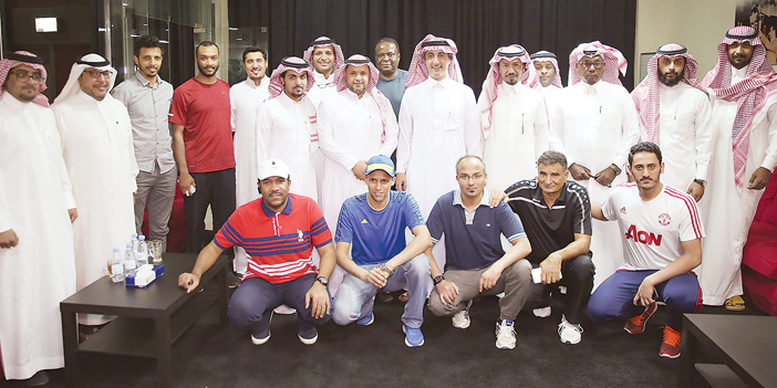   رئيس نادي الرياض عبدالرحمن السويلم مع مدربي وإداريي فرق النادي