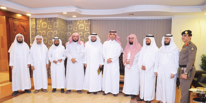   د. الفالح مع أعضاء مجلس إدارة مشروع تعظيم البلد الحرام