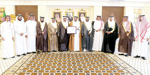   أمير المنطقة في لقطة جماعية مع أعضاء الجمعية