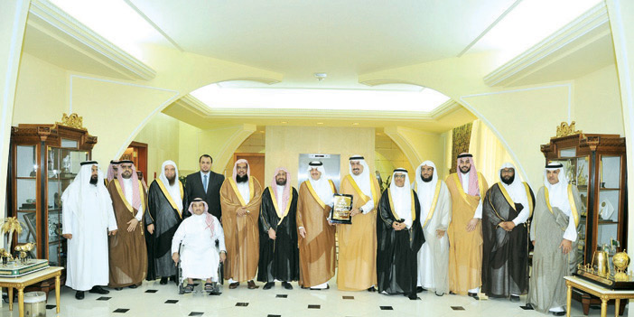   الأمير سعود بن نايف مع منسوبي المؤسسة وجهات خيرية