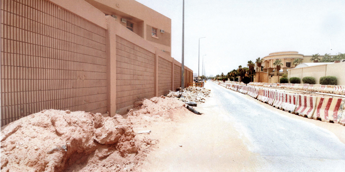 مخلفات البناء تغلق شارع آل سرحان في الرياض 