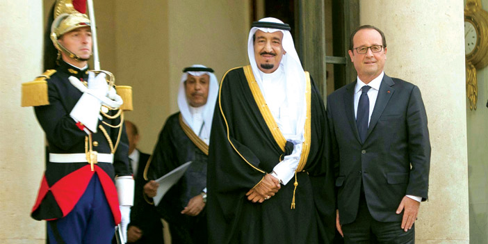  خادم الحرمين مع الرئيس الفرنسي أمام قصر الإليزيه في زيارة سابقة