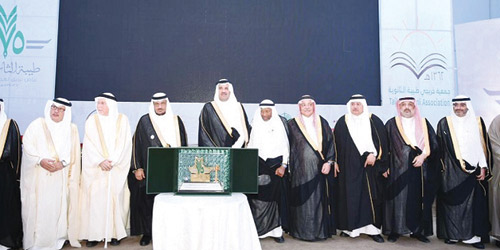  الأمير فيصل مع رئيس وأعضاء جمعية الخريجين