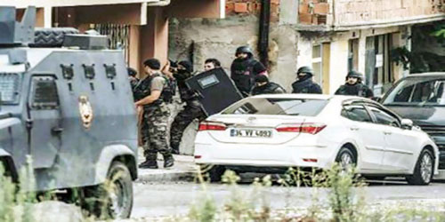   عناصر من الشرطة التركية تداهم أحياء في إسطنبول