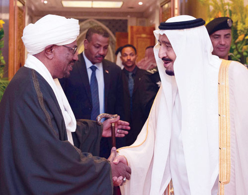   خادم الحرمين مصافحا الرئيس السوداني
