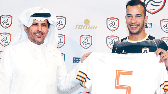  جمال بالعمري يرفع قميص الشباب الذي يحمل رقم 5