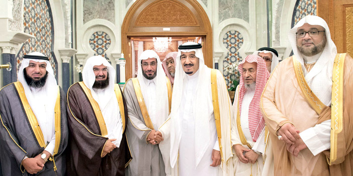  خادم الحرمين خلال استقباله رئيس ونائب شؤون المسجد الحرام والمسجد النبوي ومؤذني الحرم المكي