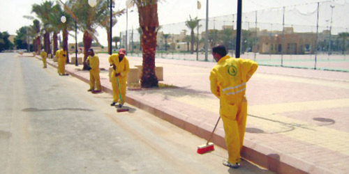  جانب من عمال ومعدات الأمانة