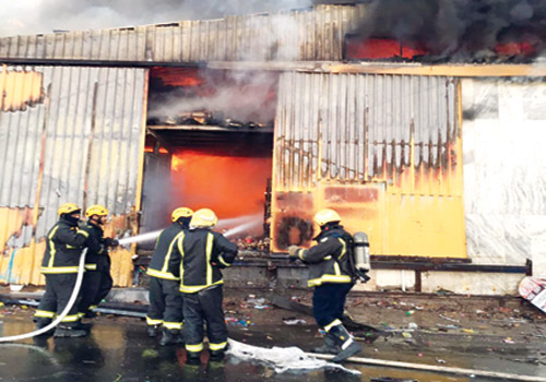 نشوب حريق في مركز تموينات ومستودعات في تبوك 