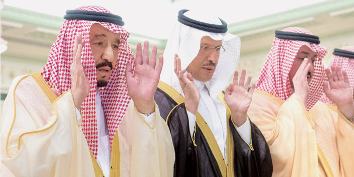  خادم الحرمين خلال أدائه الصلاة على الأمير منصور بن فيصل
