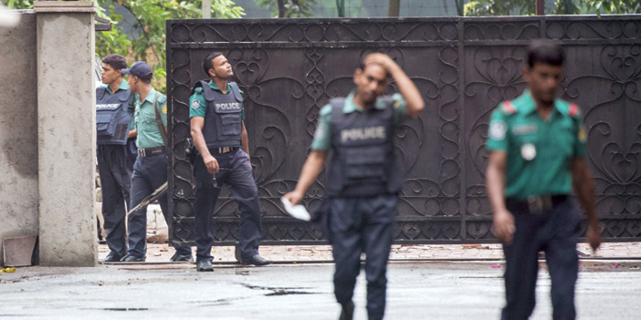  عناصر من الشرطة في الحي الدبلوماسي في بنجلادش موقع الهجوم الإرهابي