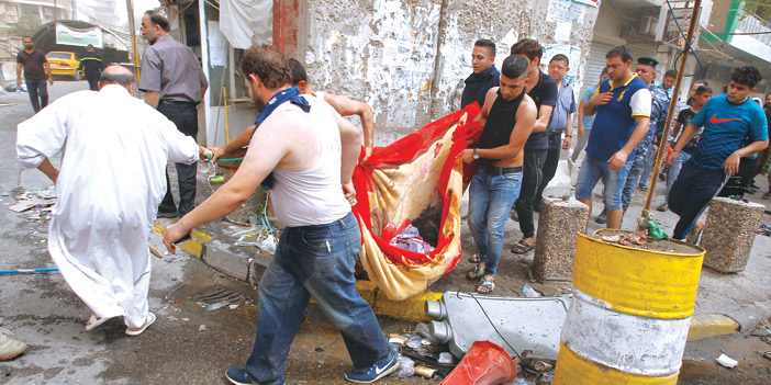  مسعفون ومتطوعون ينقلون جثثاً متفحمة في موقع التفجير