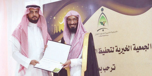   البقعاوي يكرّم أحد العاملين باللجنة