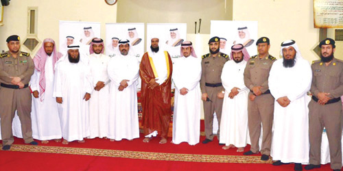   صورة جماعية لمدير سجون الشرقية ومنظمي الحفل