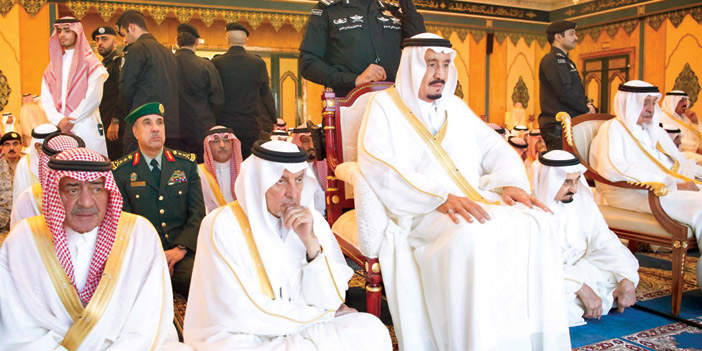  خادم الحرمين يؤدي صلاة عيد الفطر المبارك في الحرم المكي