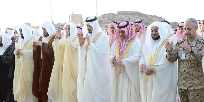  الأمير فيصل بن خالد يتقدم المصلين