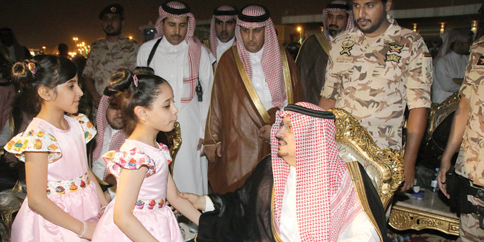   أمير منطقة الرياض يحيي أطفال وبنات العاصمة