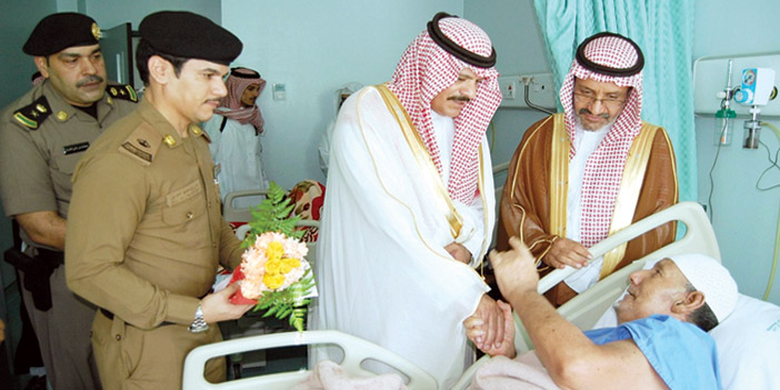 محافظ أملج يعايد المرضى المنومين 