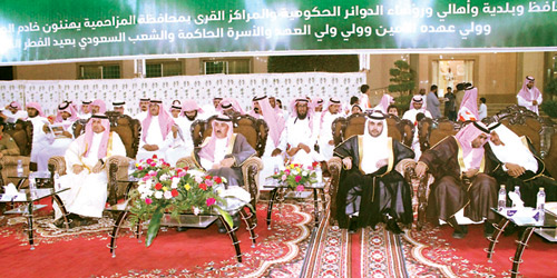   المحافظ يتوسط الحضور