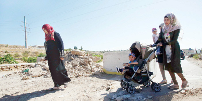  نساء فلسطينيّات يَتجنبن حاجزا في الضفة الغربية شرقي الخليل