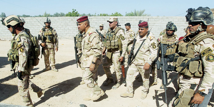  أفراد من الجيش العراقي بعد معركة مع داعش