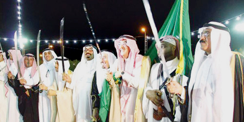   المحافظ يشارك رئيس وأهالي جزيل العرضة السعودية