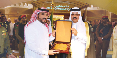  الأمير عبدالعزيز بن سعد يسلِّم العجلان درع التكريم