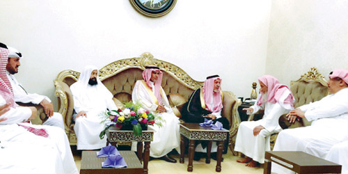 محافظ ولجنة أهالي البكيرية يعايدون أعيان المحافظة 