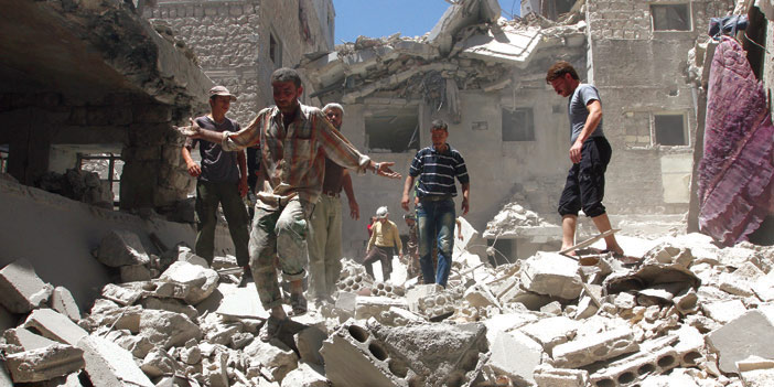   أحد الفارين من قصف النظام يمشي بين الركام في أدلب