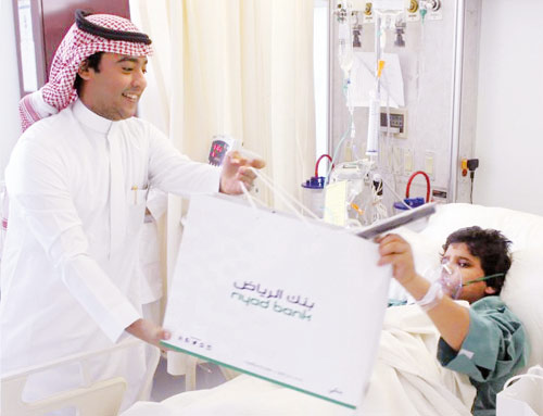   بنك الرياض يقدم الهدايا للأطفال