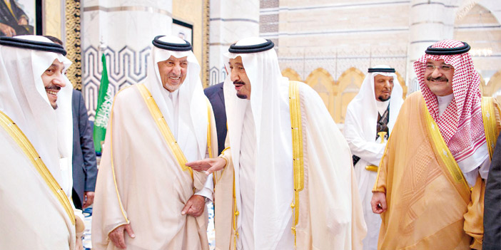  خادم الحرمين الشريفين في حديث مع عدد من أصحاب السمو الملكي