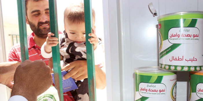  الأخصائيون يصرفون الحليب لأطفال اللاجئين السوريين