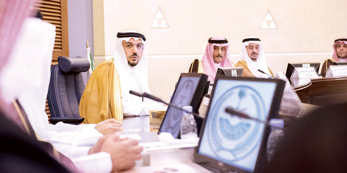  الأمير فيصل بن مشعل أثناء الاجتماع