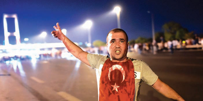 الجيش التركي يتولى مقاليد السلطة وأردوغان يتعهد بالتغلب على التمرد 
