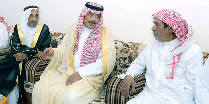 الأمير مشاري بن سعود خلال تعزيته أسرة الزهراني