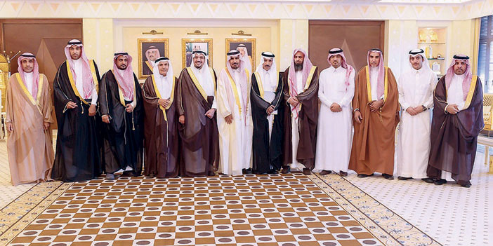  الأمير فيصل مع أعضاء بلدي الفويلق والدليمية