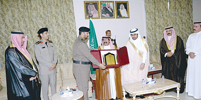    محافظ القريات يسلم الدرع للرويلي