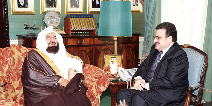  الأمير محمد بن نواف خلال استقباله الشيخ السديس