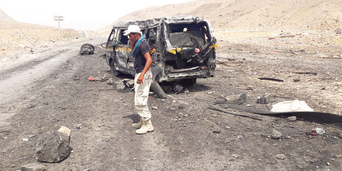   جندي يمني يقف على موقع انفجار السيارة المفخخة بنقطة عسكرية في المكلا