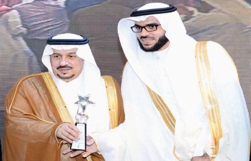   أمير الرياض خلال تكريمه العثيم